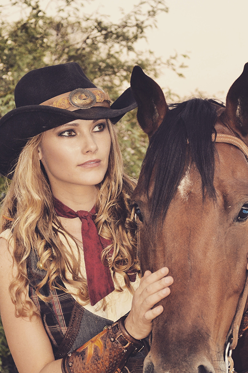 JULIA HASTINGS HAIR BLONDE EYES BROWN HEIGHT 5'8 DRESS 1 BUST 32